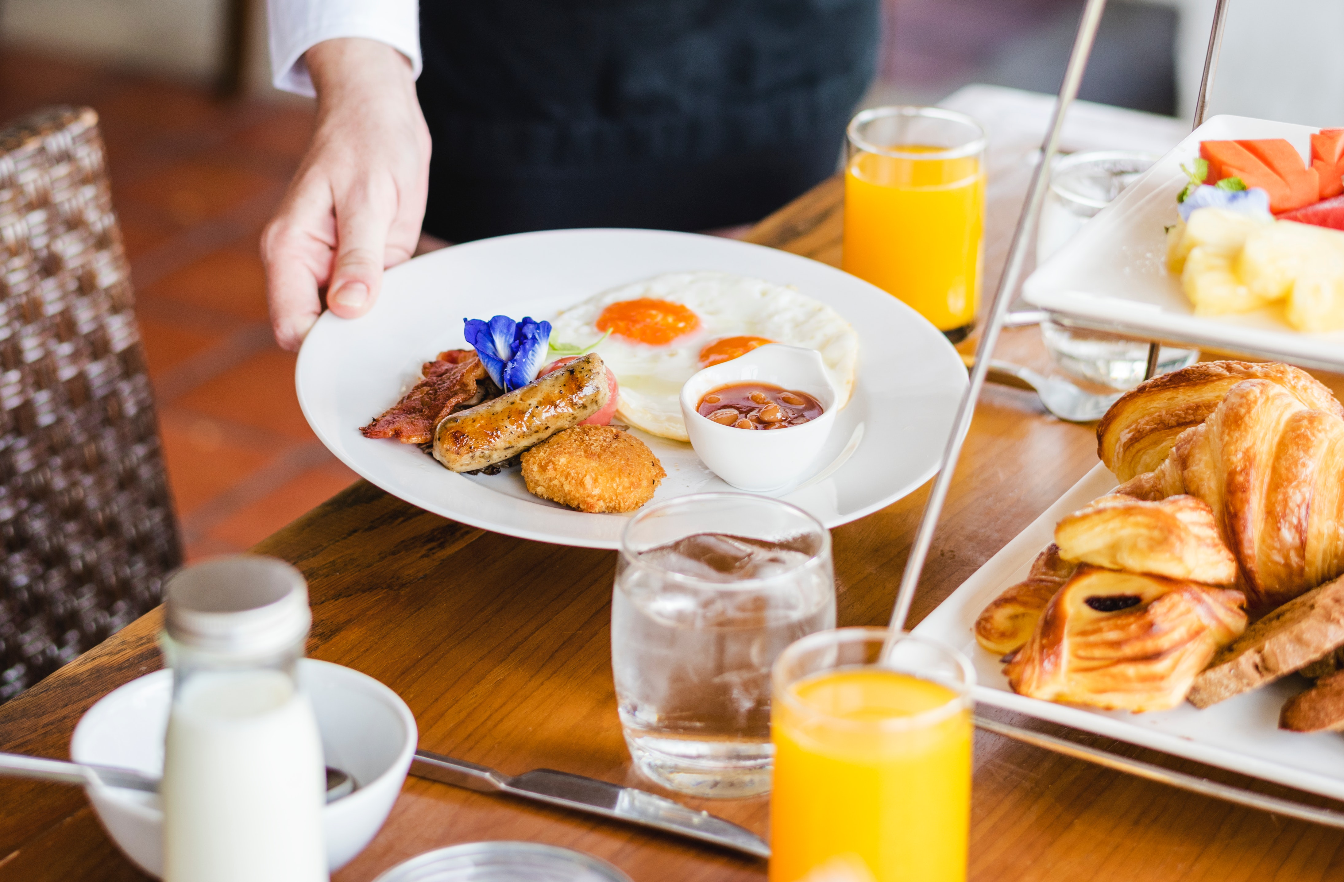 Breakfast service. Бизнес завтрак. Поздний завтрак в гостинице. Завтрак по французски. Завтраки в отелях.